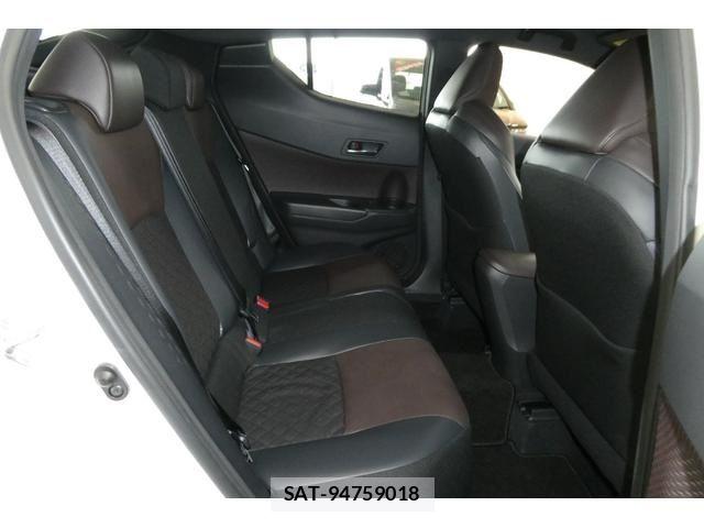 Toyota C-HR 2017-03 8828220-9