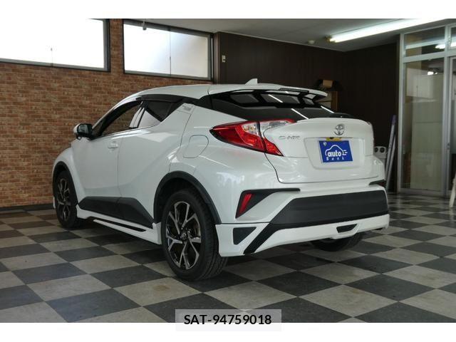 Toyota C-HR 2017-03 8828220-1