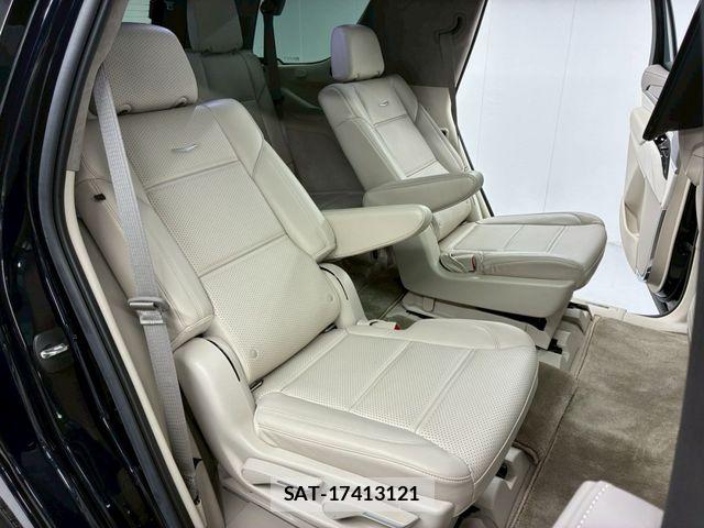 Cadillac ESCALADE 2022-01 7249982-6