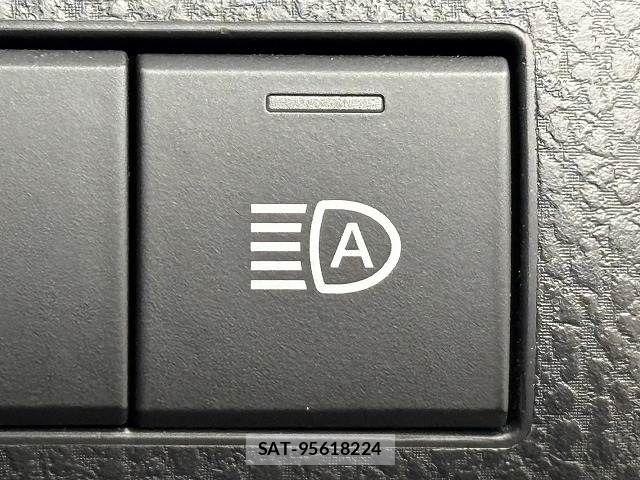Toyota CAMRY HYBRID 2019-04 6814123-9