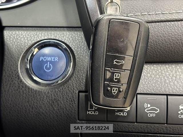 Toyota CAMRY HYBRID 2019-04 6814123-11