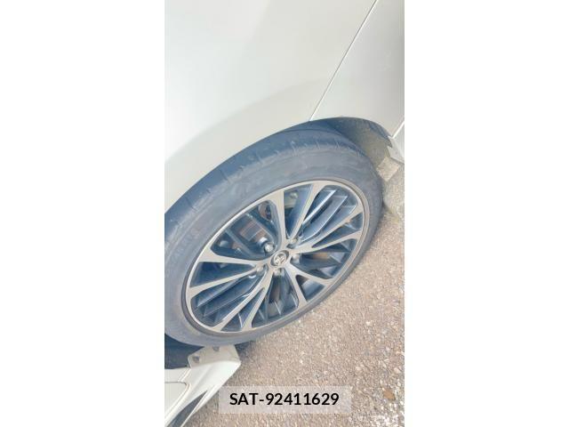 Toyota CAMRY HYBRID 2019-06 6902957-28