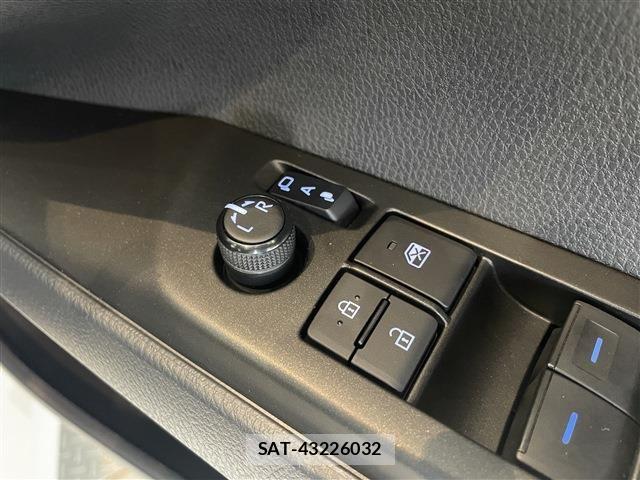 Toyota CAMRY HYBRID 2021-04 7215726-24
