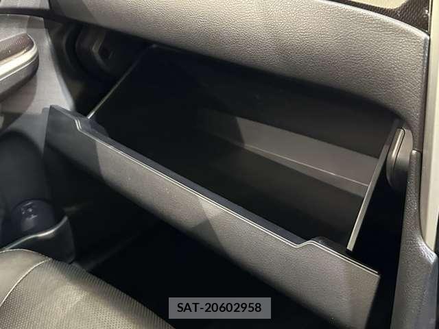 Toyota CAMRY HYBRID 2013-11 8561359-28