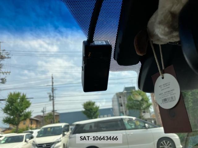 Toyota CAMRY HYBRID 2019-11 8561356-16