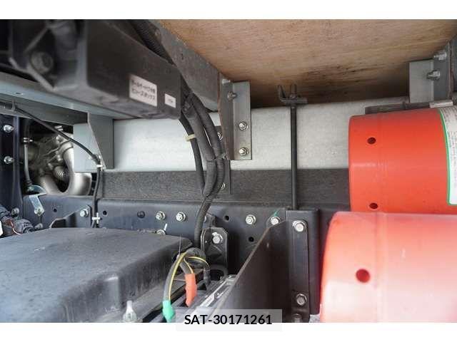 Mitsubishi CANTER 2017-08 1290359-12