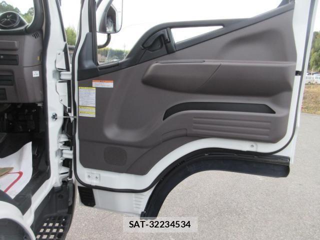 Mitsubishi CANTER 2025-11 3933387-7