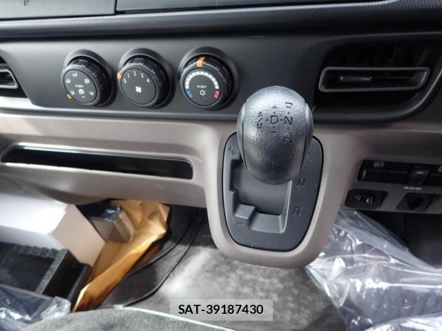 Mitsubishi CANTER 2025-12 4588403-16