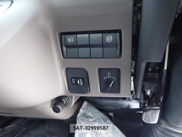Mitsubishi CANTER 2025-12 4588410-18