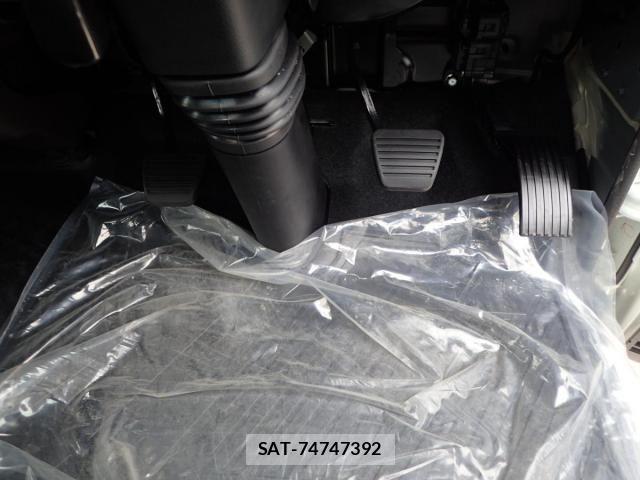 Mitsubishi CANTER 2025-12 4588444-21