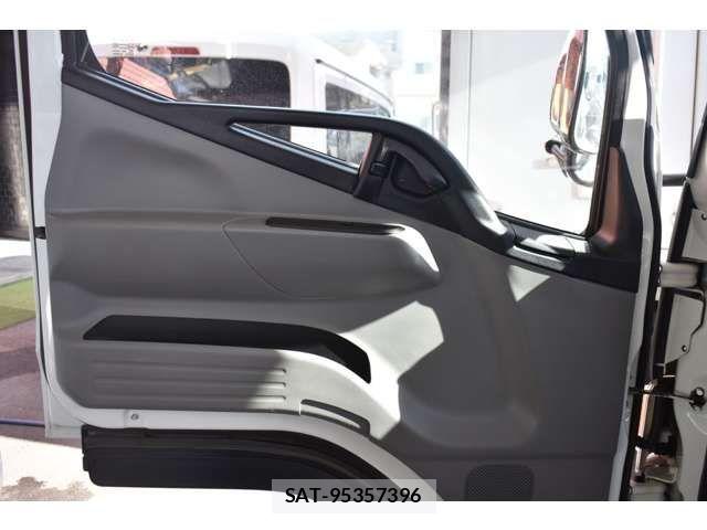 Mitsubishi CANTER 2019-07 4932822-10