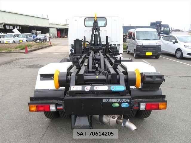 Mitsubishi CANTER 2024-11 5860932-6
