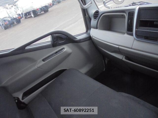 Mitsubishi CANTER 2017-08 7215749-17