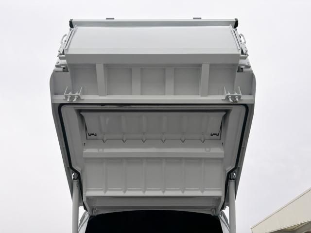 Mitsubishi CANTER 2026-03 8331831-23