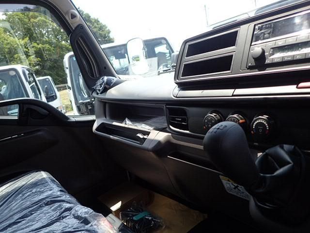 Mitsubishi CANTER 2026-04 8331833-12