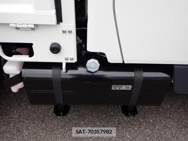 Mitsubishi CANTER 2025-09 8354076-5