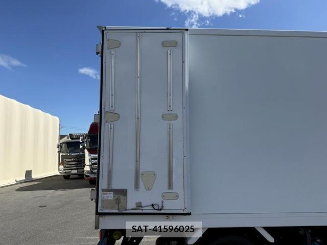 Mitsubishi CANTER 2017-08 8411528-19