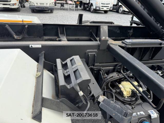 Mitsubishi CANTER 2023-02 8523923-21