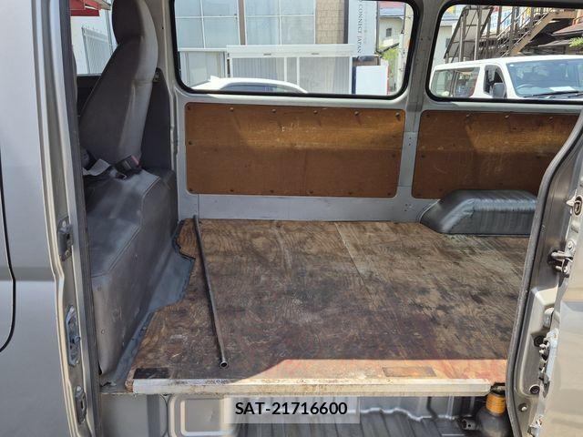 Nissan Caravan 2004-03 6670733-24