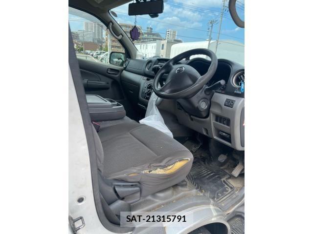 Nissan Caravan 2013-02 8626097-12