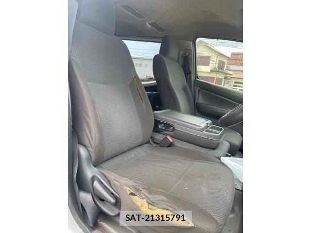 Nissan Caravan 2013-02 8626097-13