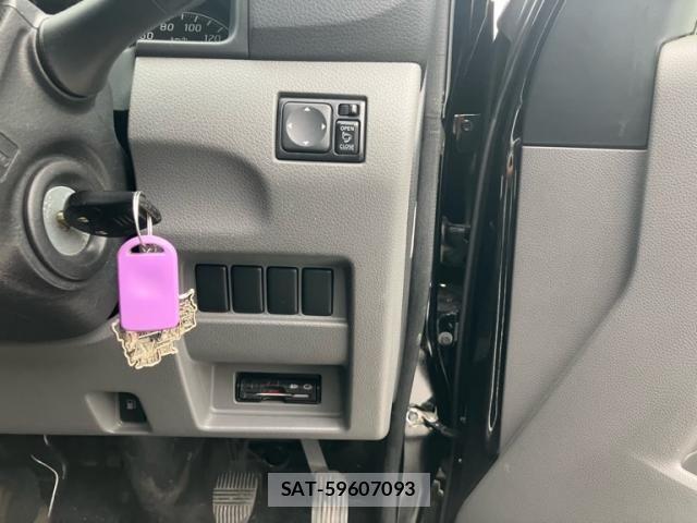 Nissan Caravan 2015-06 8879011-12