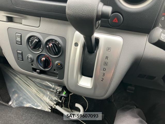 Nissan Caravan 2015-06 8879011-18