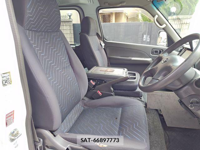 Nissan Caravan 2006-08 7391573-11