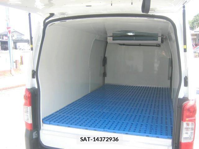 Nissan Caravan 2020-09 7499845-6
