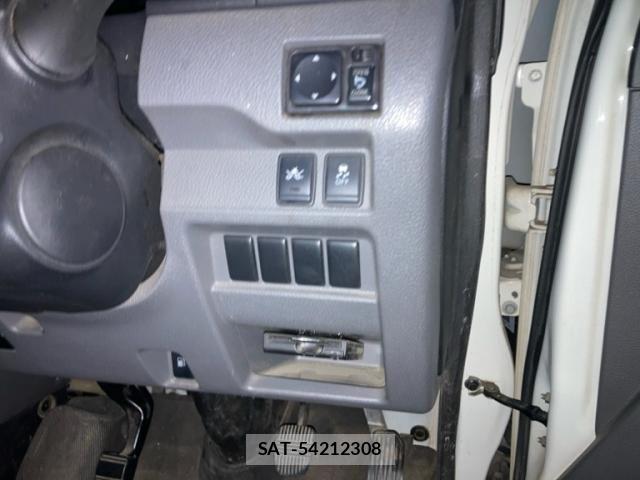 Nissan Caravan 2017-06 7561915-9