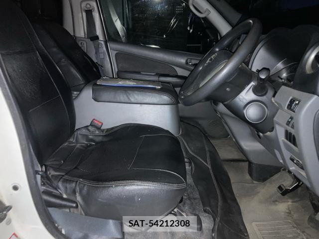 Nissan Caravan 2017-06 7561915-8