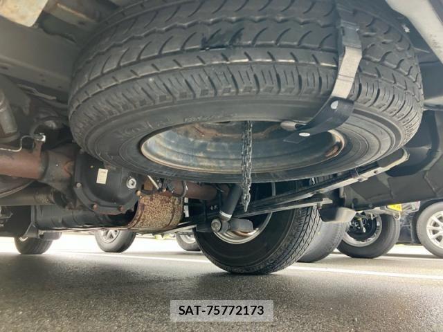 Nissan Caravan 2017-09 7615396-24