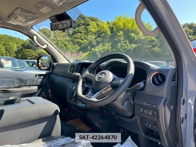 Nissan Caravan 2025-11 7721734-23