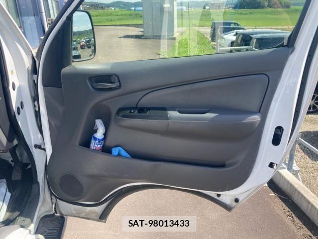 Nissan Caravan 2017-02 8034738-14