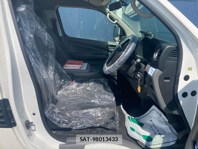 Nissan Caravan 2017-02 8034738-15