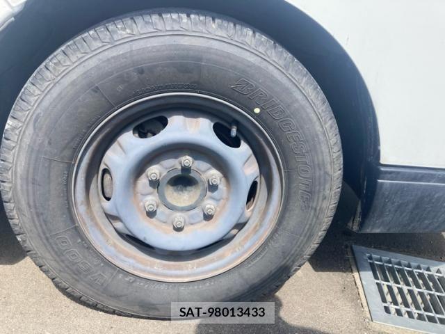 Nissan Caravan 2017-02 8034738-4