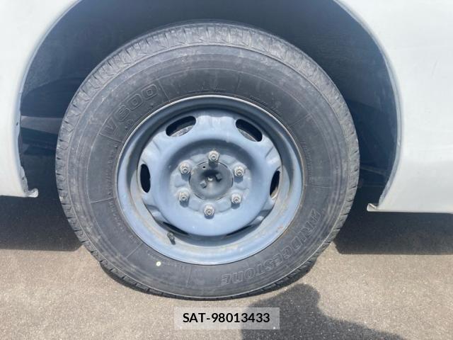 Nissan Caravan 2017-02 8034738-5