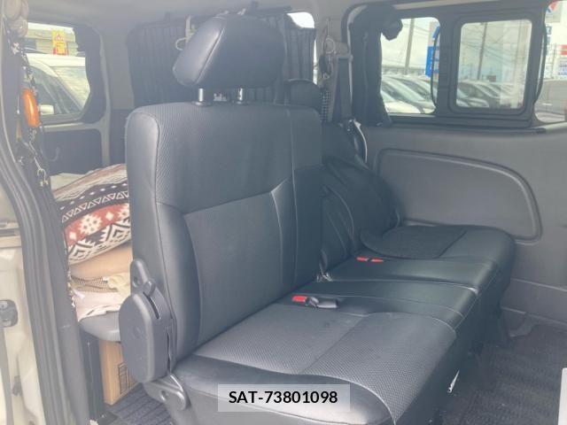 Nissan Caravan 2015-04 8244794-8