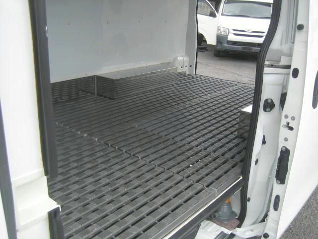 Nissan Caravan 2020-07 8331856-9