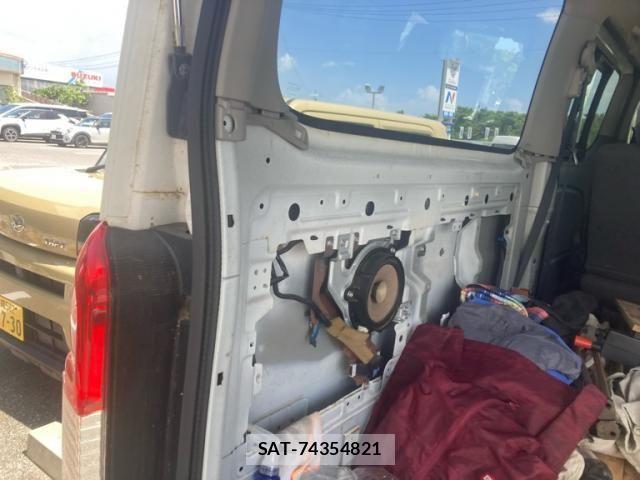 Nissan Caravan 2013-08 8354083-10
