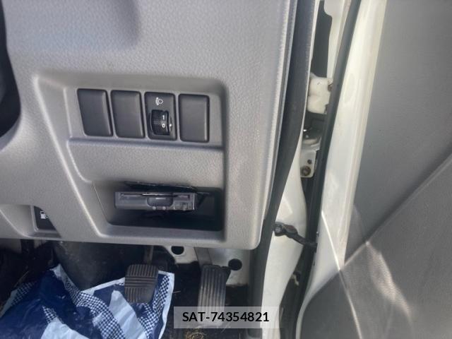 Nissan Caravan 2013-08 8354083-17