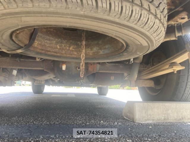 Nissan Caravan 2013-08 8354083-7