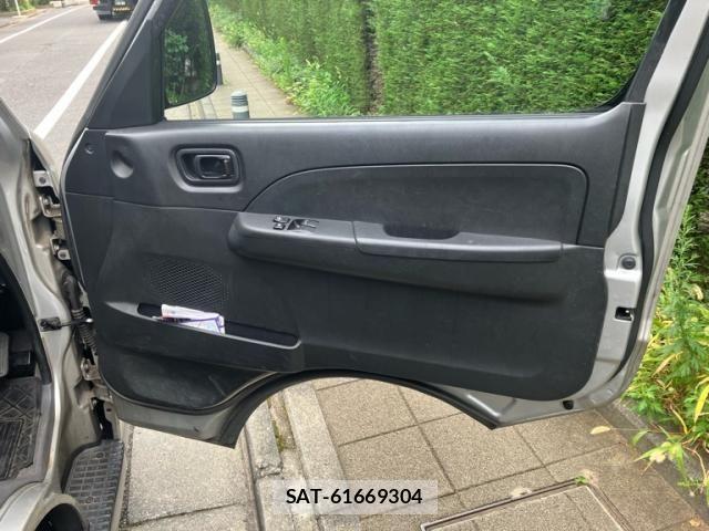 Nissan Caravan 2008-09 8741081-11