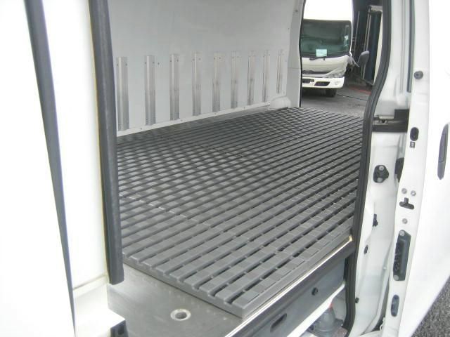 Nissan Caravan 2017-06 8770621-9