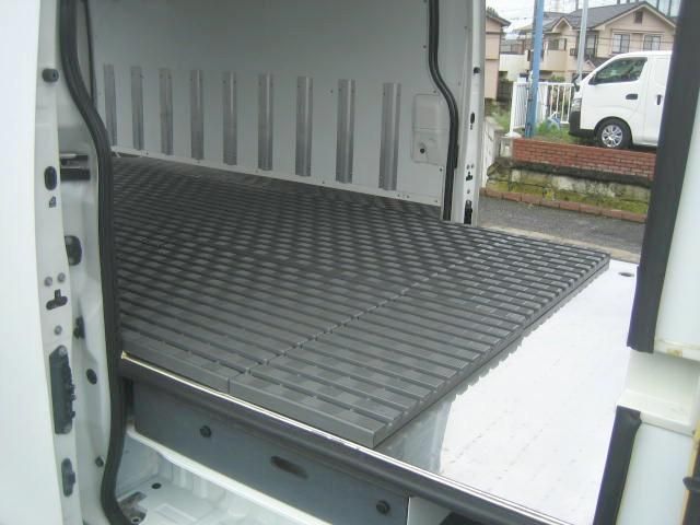 Nissan Caravan 2017-06 8770621-14