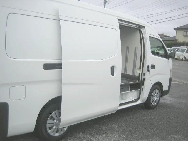 Nissan Caravan 2017-06 8770621-15