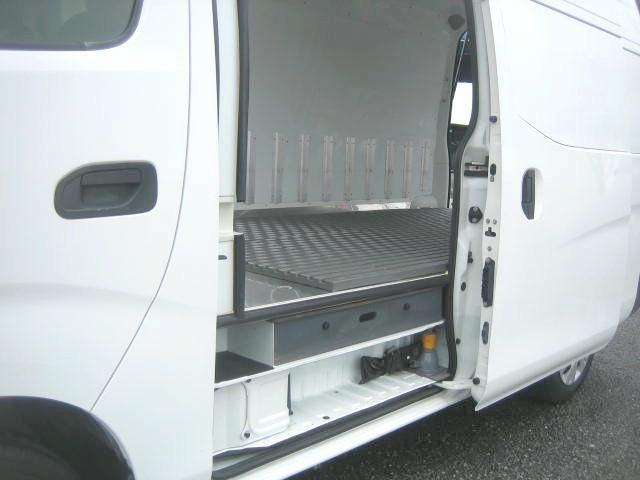 Nissan Caravan 2017-06 8770621-8
