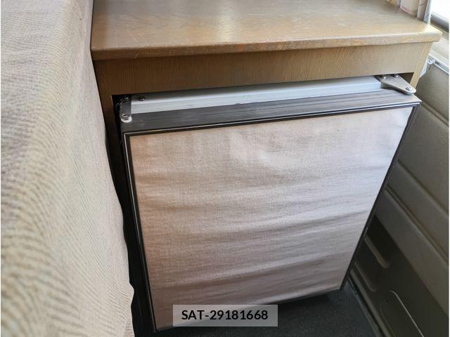 Nissan Caravan 1991-12 5861225-14