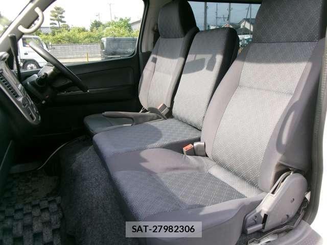 Nissan Caravan 2011-03 7902390-11