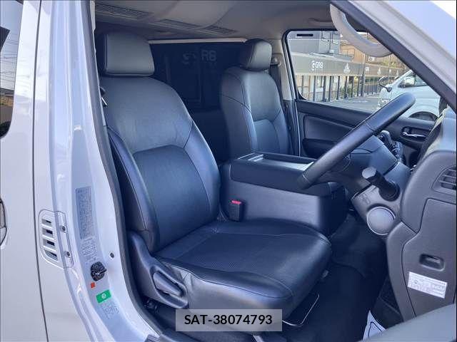 Nissan Caravan 2022-06 8313590-6
